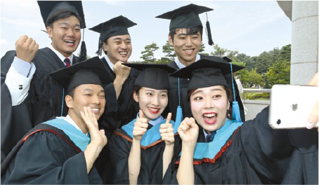 충북대학교 졸업생들이 학사모를 쓰고 찍은 사진
